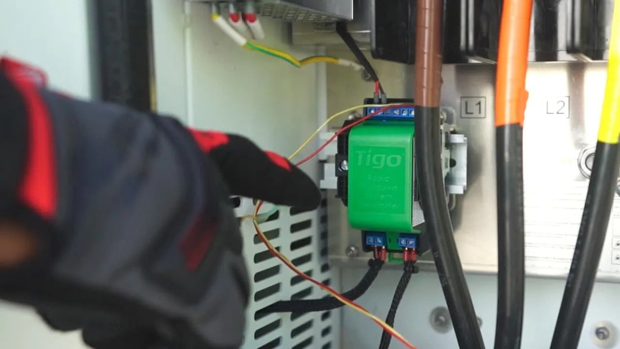 Instalación completa de optimizadores Tigo Energy en cubierta solar en Madrid